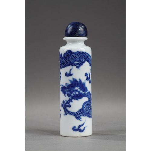 Snuff bottle porcelain soft paste decorated in underglaze blue with a dragon - Probably imperial kilns -